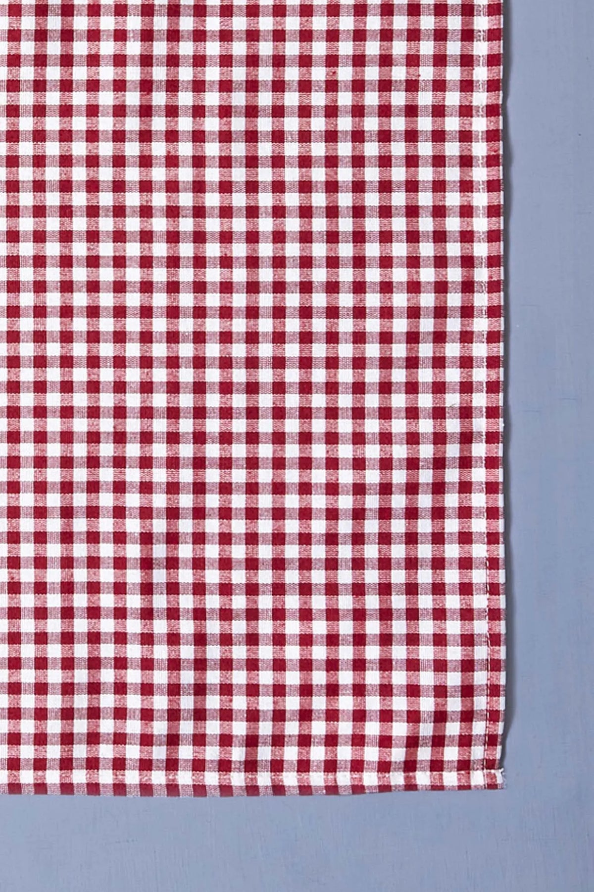Servilleta de tela con estampado de cuadros vichy en color rojo y blanco, estilo clásico y rústico.