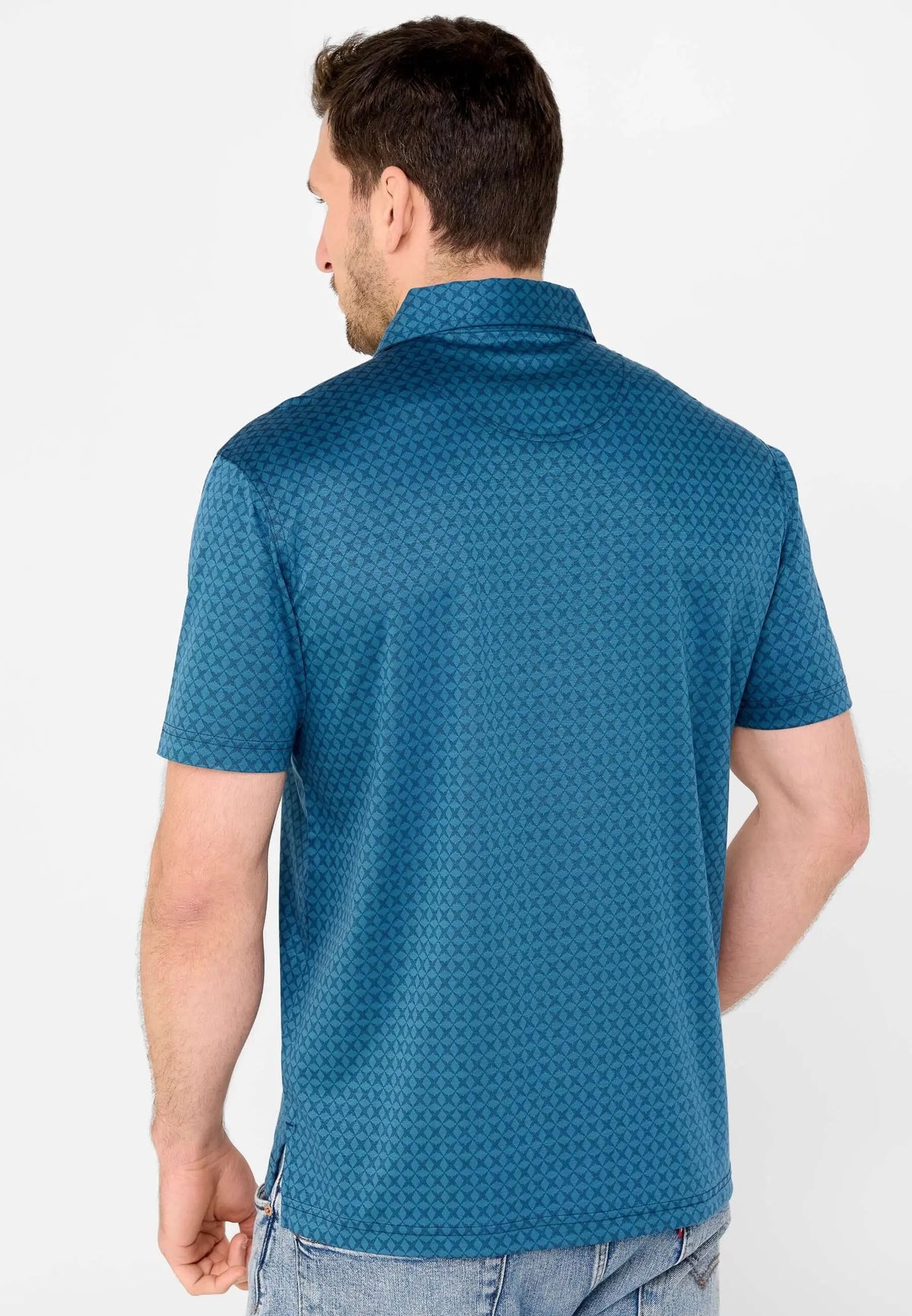 Polo hombre manga corta verde azulado con estampado geométrico de rombos y cuello camisero, visto desde la espalda.