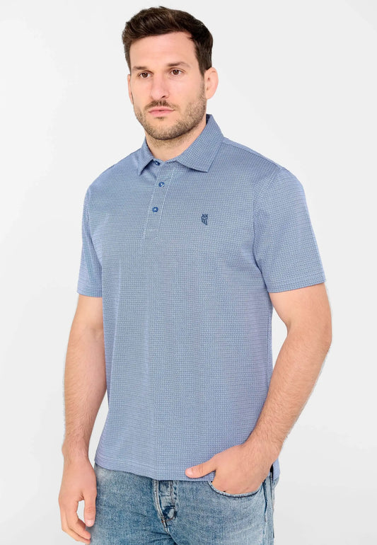 Polo azul de manga corta para hombre con estampado geométrico pequeño, cuello camisero, tres botones y logo bordado.