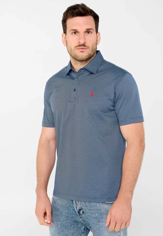 Polo azul de manga corta con cuello camisero, tres botones y logo rojo bordado, puesto en modelo masculino.