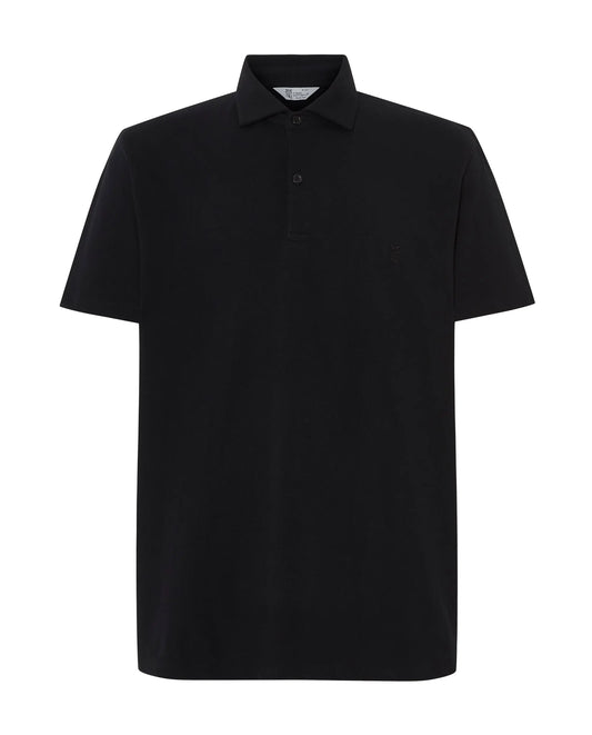 Camiseta polo negra de algodón, estilo clásico con cuello y botones, ideal para ocasiones informales.