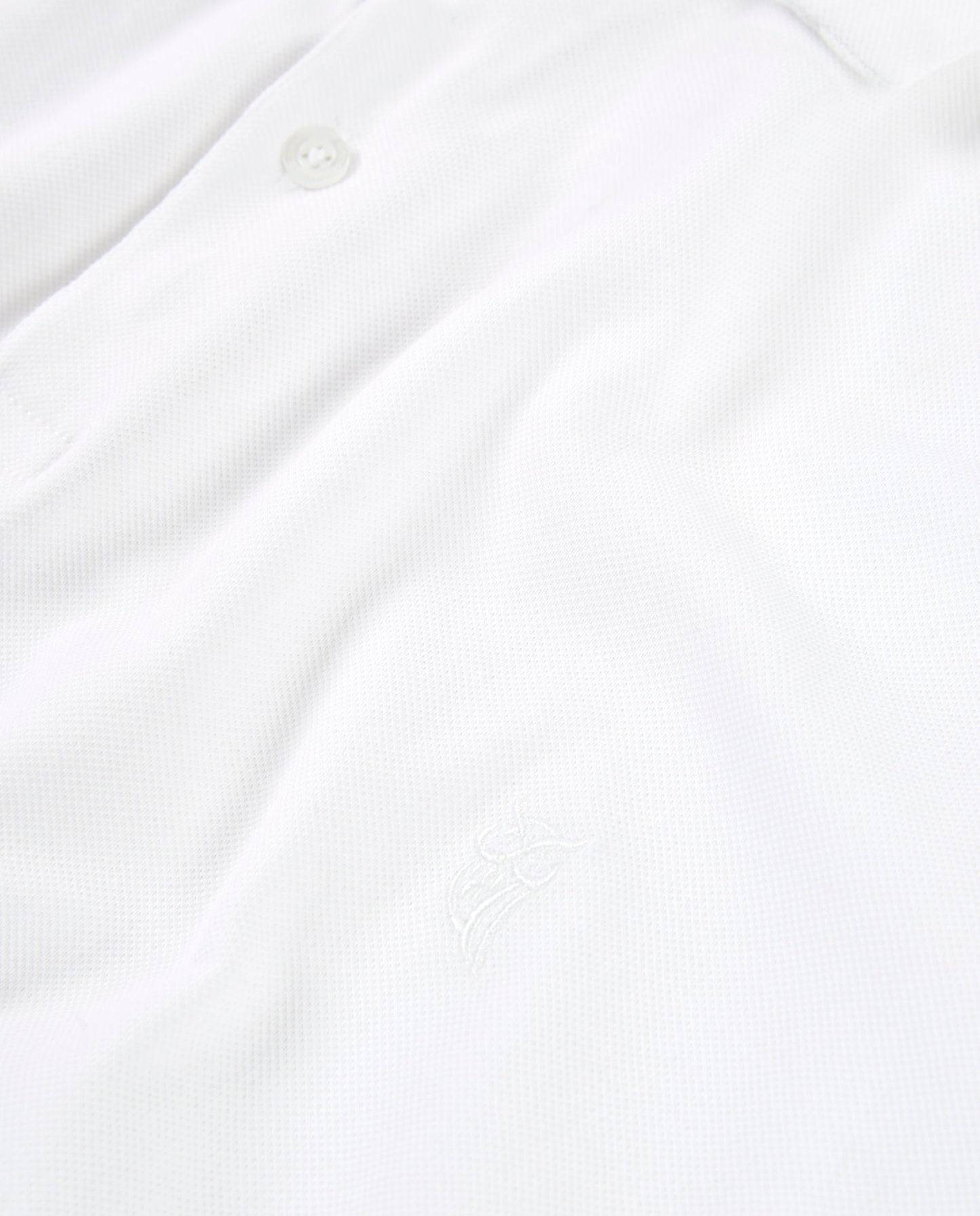 Polo blanco de algodón con detalles bordados, estilo casual y cómodo para hombres.