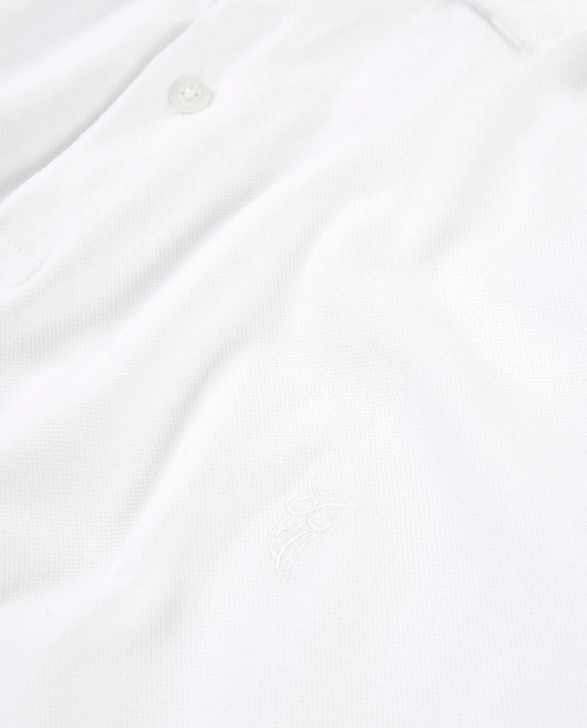 Polo blanco de algodón con detalles bordados, estilo casual y cómodo para hombres.