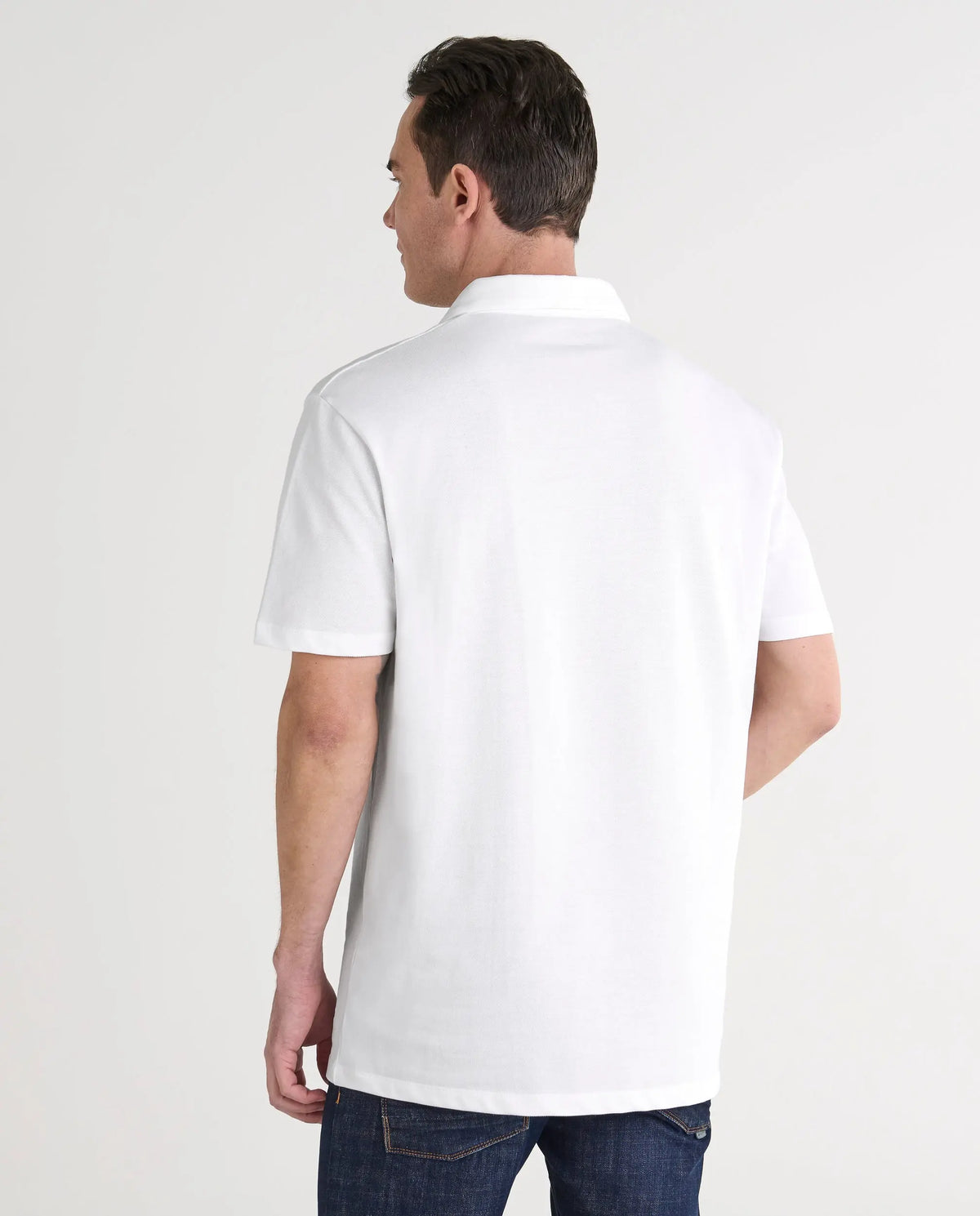 Camisa polo blanca de algodón con corte clásico, ideal para un look casual y cómodo.