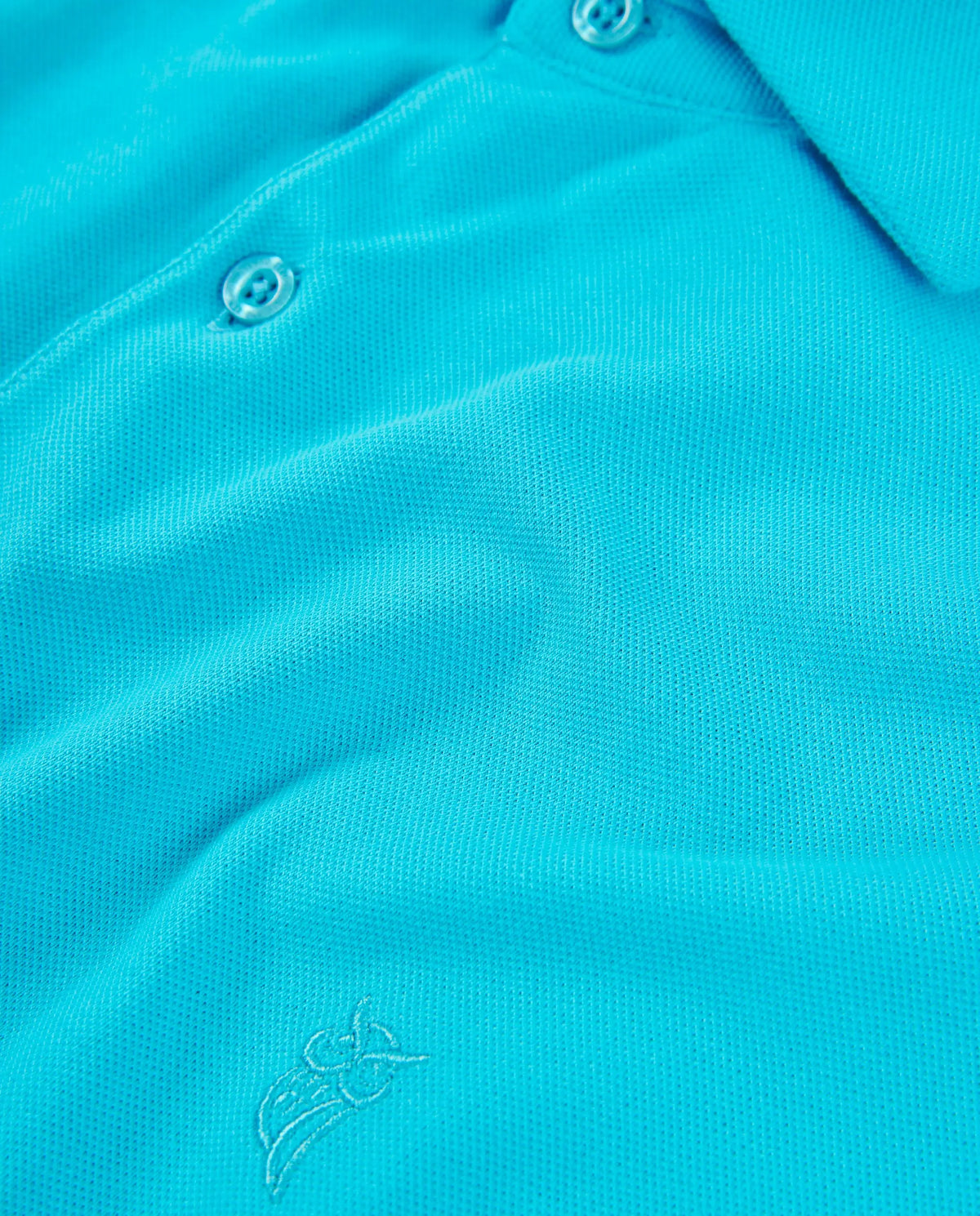 Polo de color aqua, material de malla, diseño moderno, con bordado de logo en el pecho.