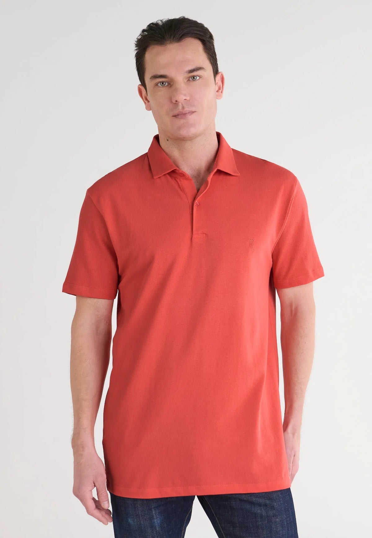 Camisa polo de hombre en color coral, 100% algodón, estilo clásico, manga corta y corte regular.