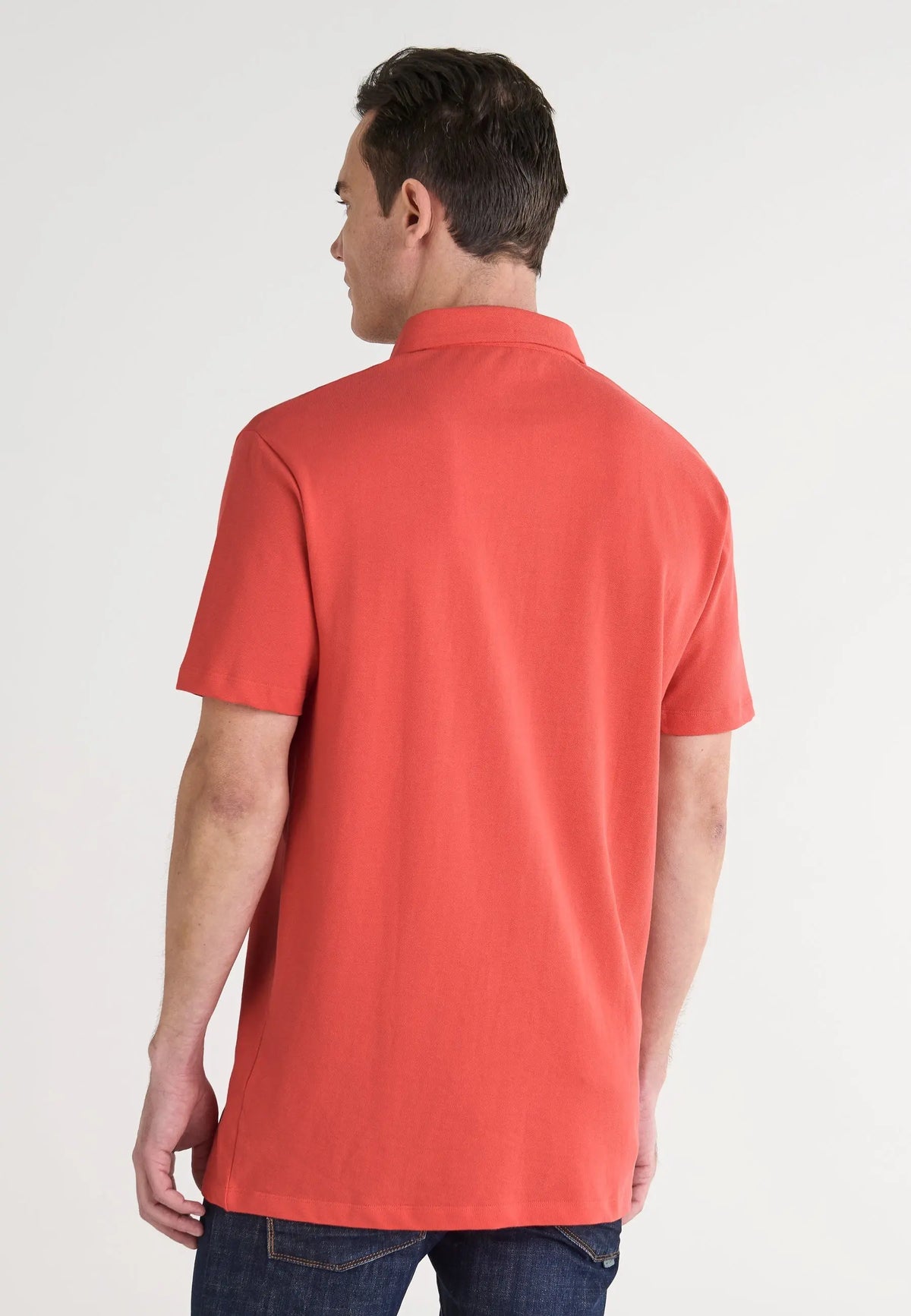 Camisa polo de hombre en color coral, de algodón suave, estilo casual, con mangas cortas y corte moderno.