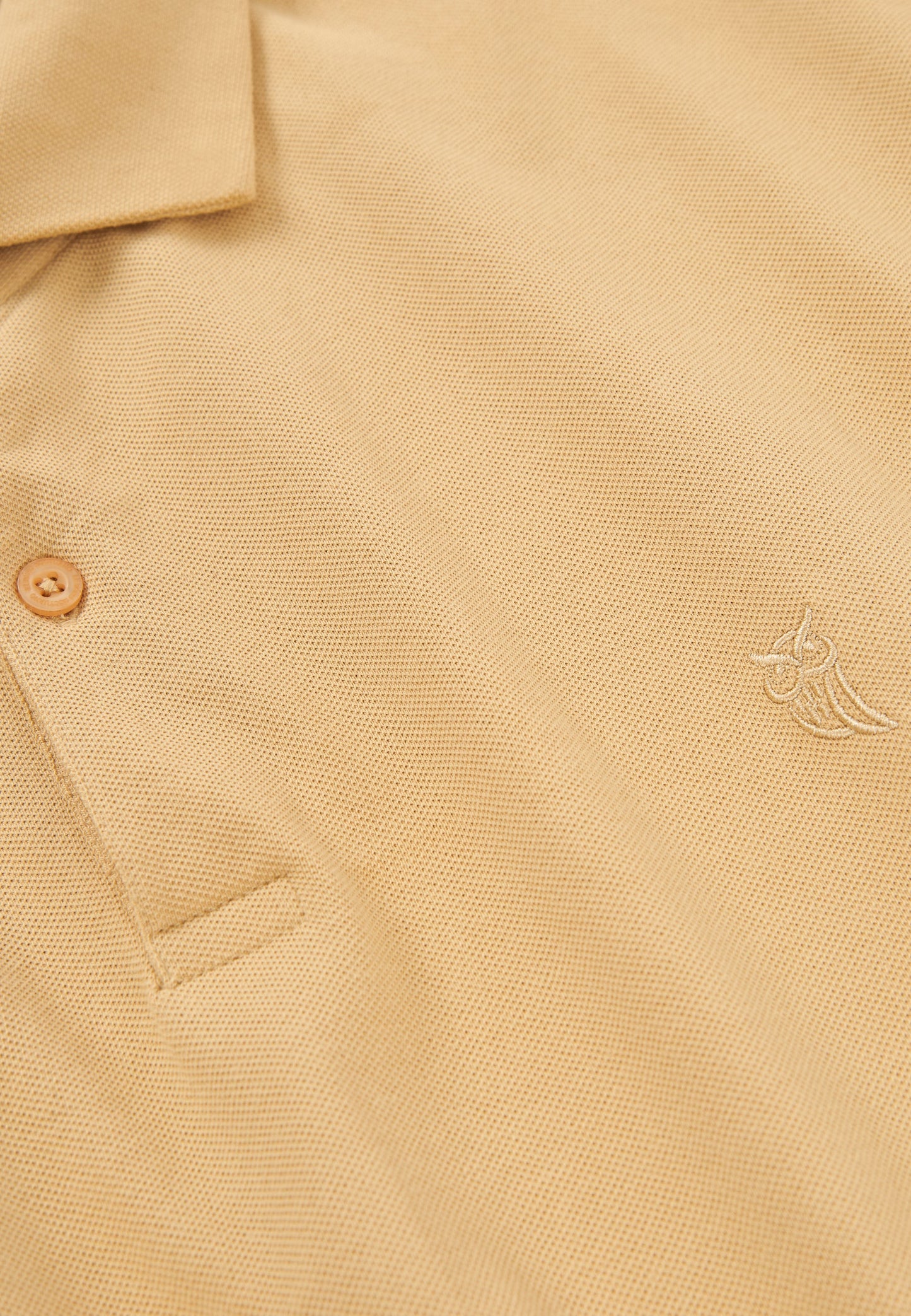 Polo amarillo claro de algodón con detalles bordados y botones, estilo casual y moderno.
