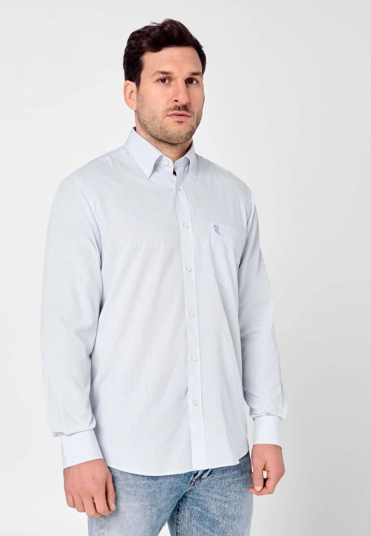 Camisa de hombre manga larga, popelín azul con cuadros finos, ajuste recto y bolsillo frontal, estilo casual.