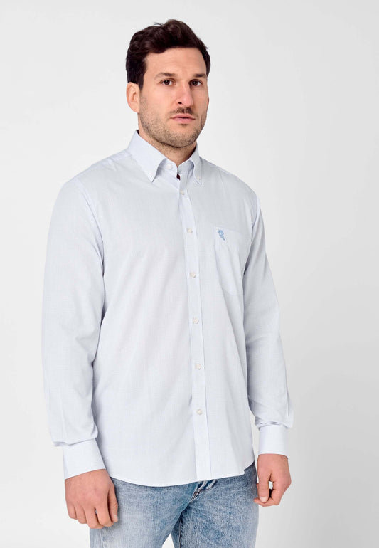 Camisa de hombre manga larga, popelín azul con cuadros finos, ajuste recto y bolsillo frontal, estilo casual.