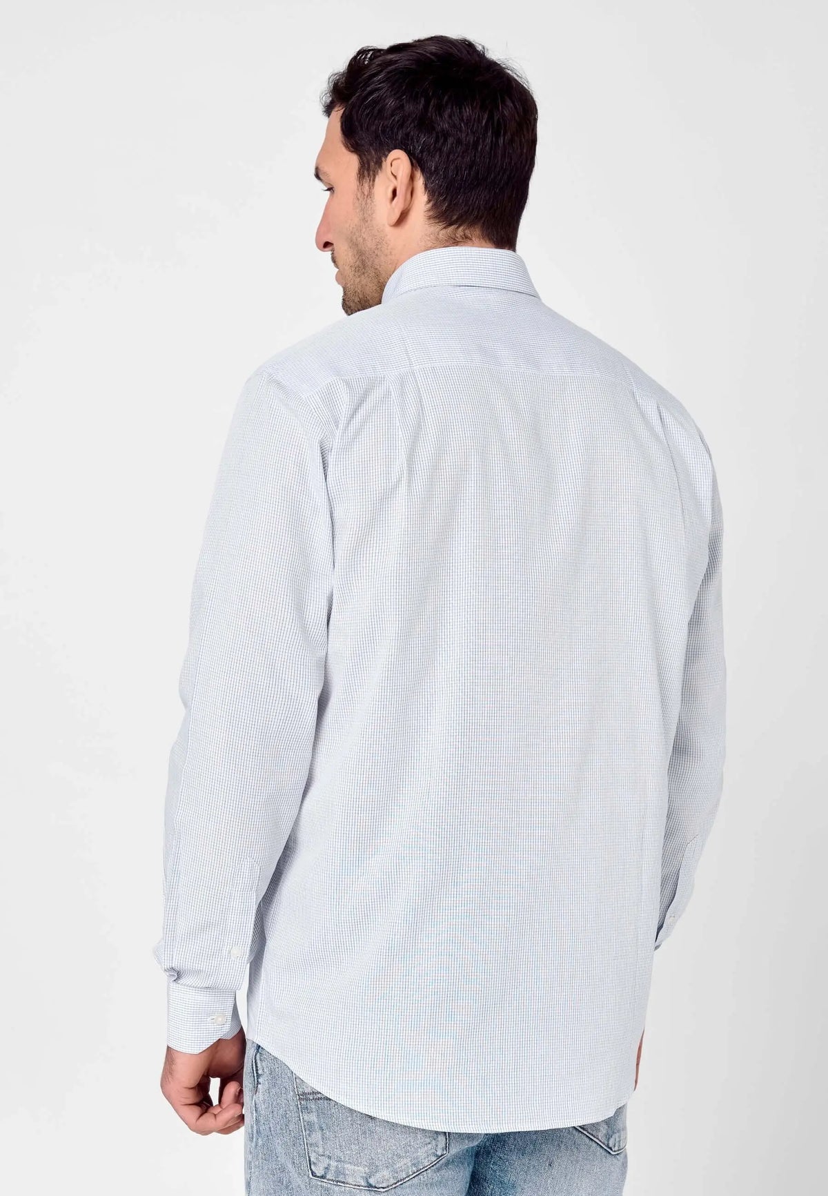 Camisa de hombre de manga larga en popelín azul con estampado de cuadros pequeños y ajuste cómodo.