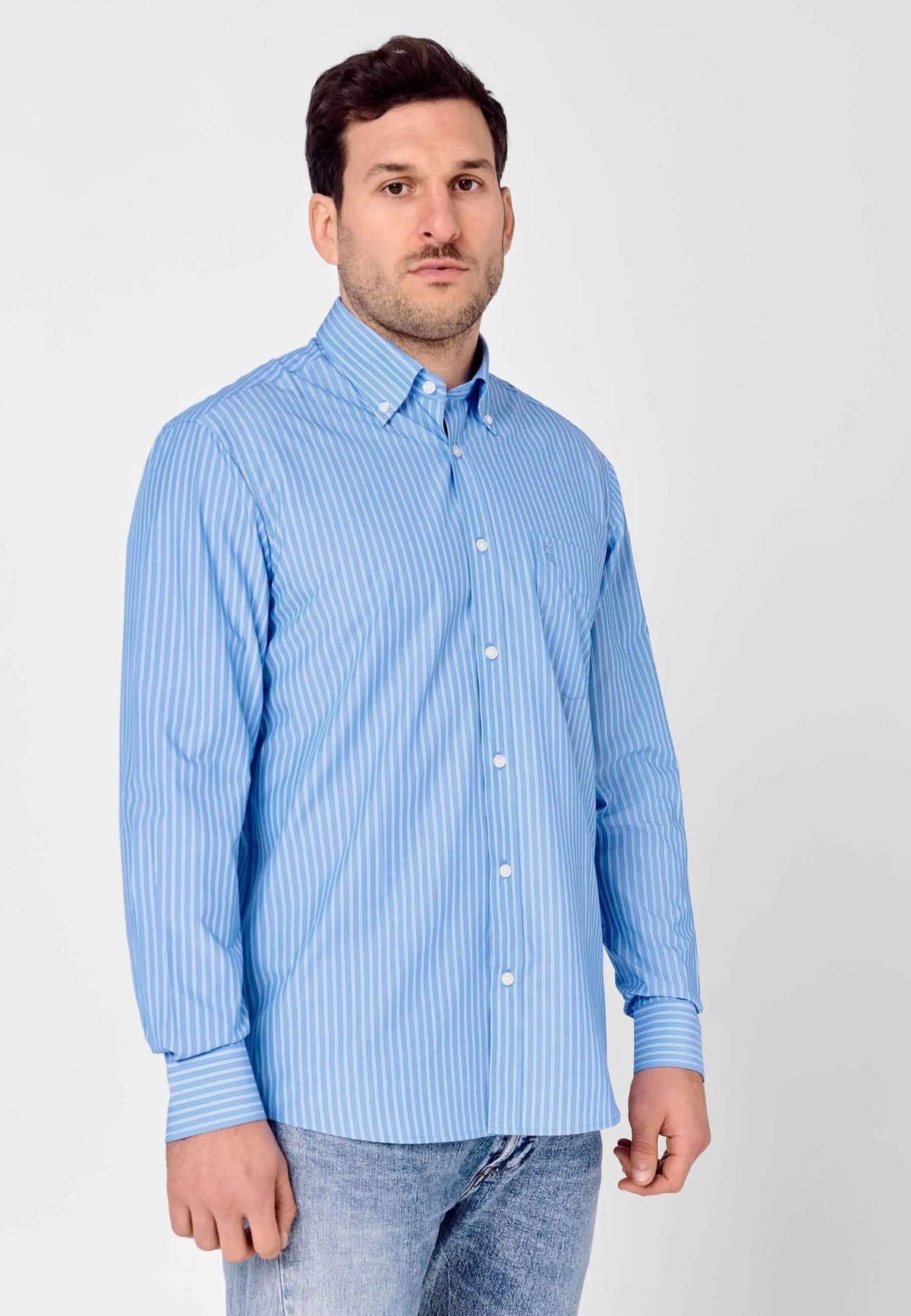Camisa de hombre manga larga en popelín de rayas azules, corte clásico, extrasuave, con cuello abotonado y bolsillo.
