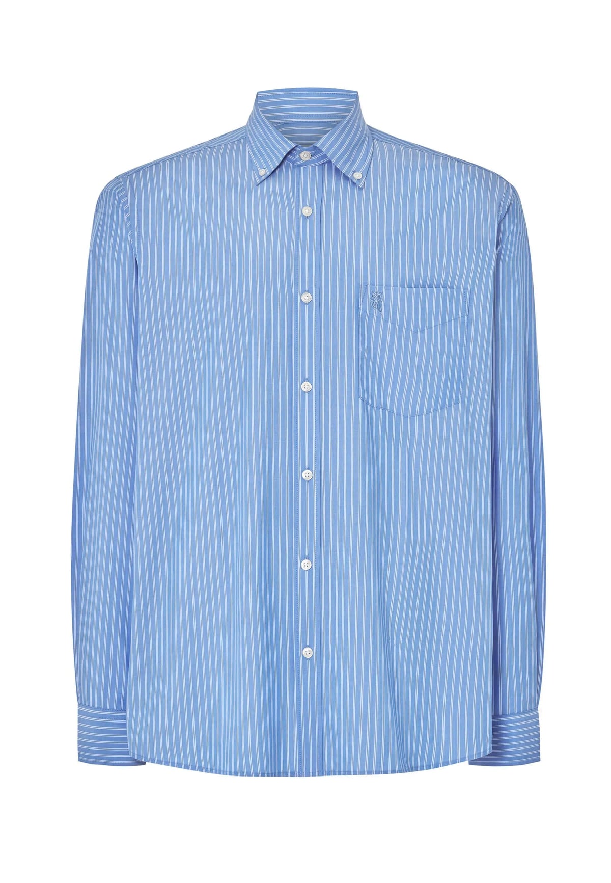 Camisa de hombre de manga larga en popelín azul a rayas, corte clásico, cuello abotonado y bolsillo en el pecho.