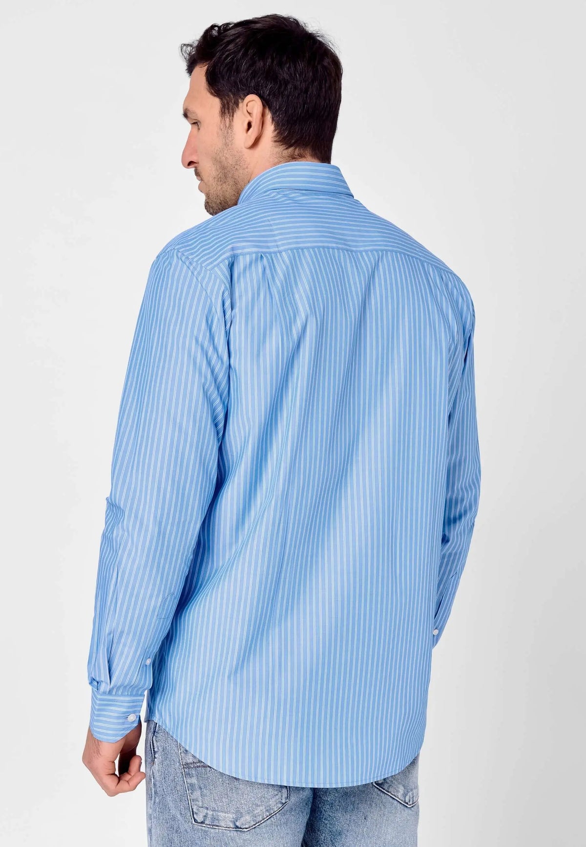 Camisa de hombre de manga larga en popelín azul con rayas verticales blancas, estilo casual y ajuste cómodo.