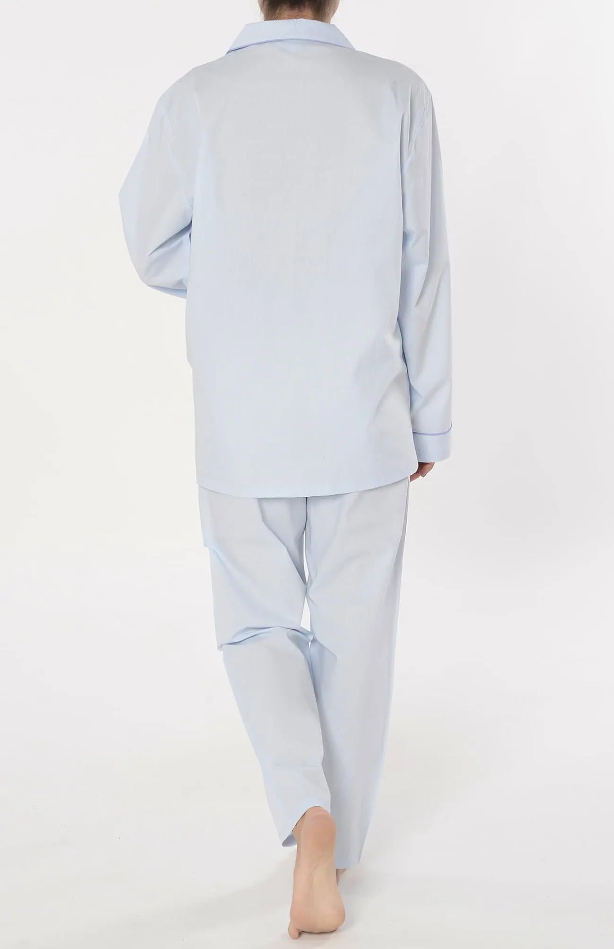 Pijama de mujer azul claro, manga larga, con cuello de solapa, visto desde atrás sobre fondo blanco.