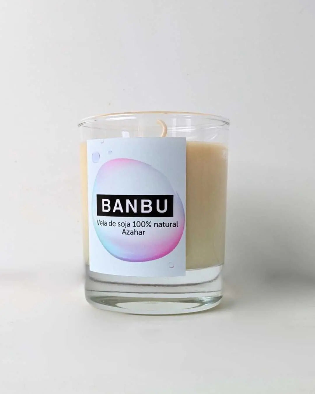Vela de soja natural BANBU con aroma a azahar en vaso de cristal transparente sobre fondo blanco.