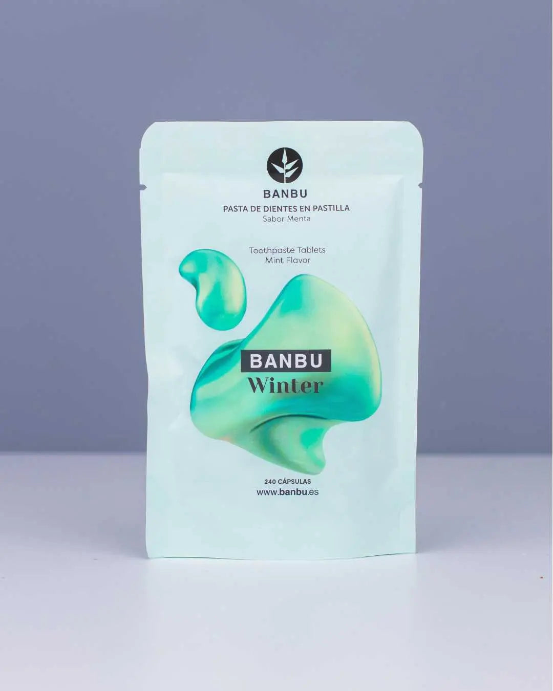 Sobre azul claro, envase flexible BANBU de refill para pasta de dientes en pastilla, diseño minimalista y elegante.
