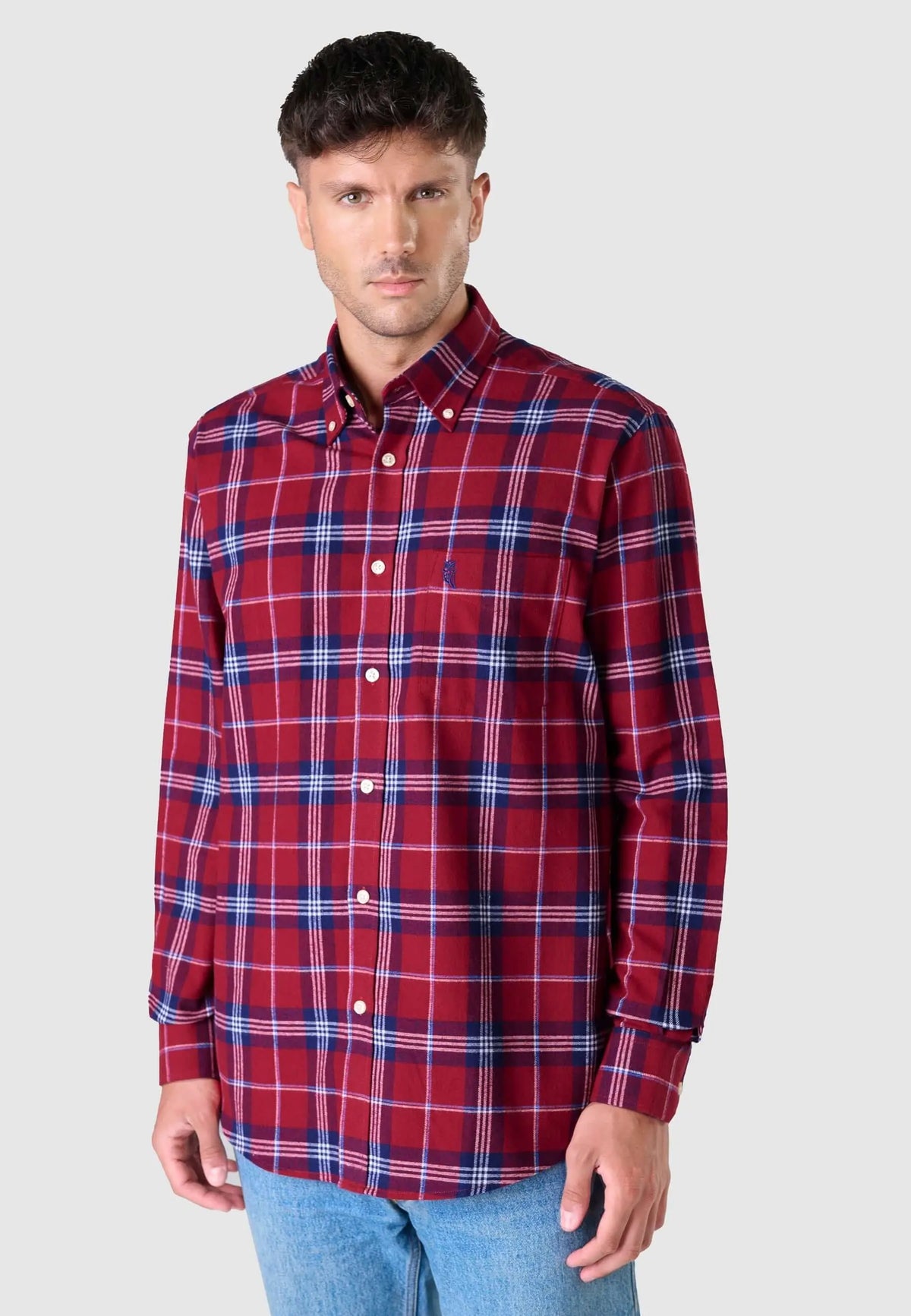 Camisa de hombre de franela roja a cuadros con bolsillo, manga larga y ajuste clásico en tejido de algodón suave.
