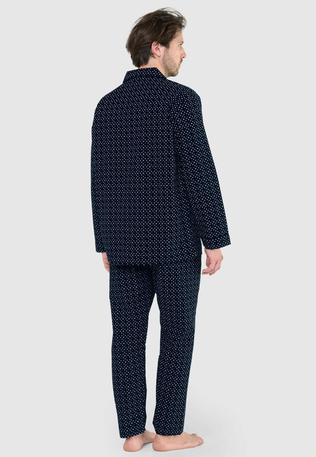 Pijama de hombre azul marino con estampado de pequeños puntos blancos, modelo de manga larga y pantalón largo.