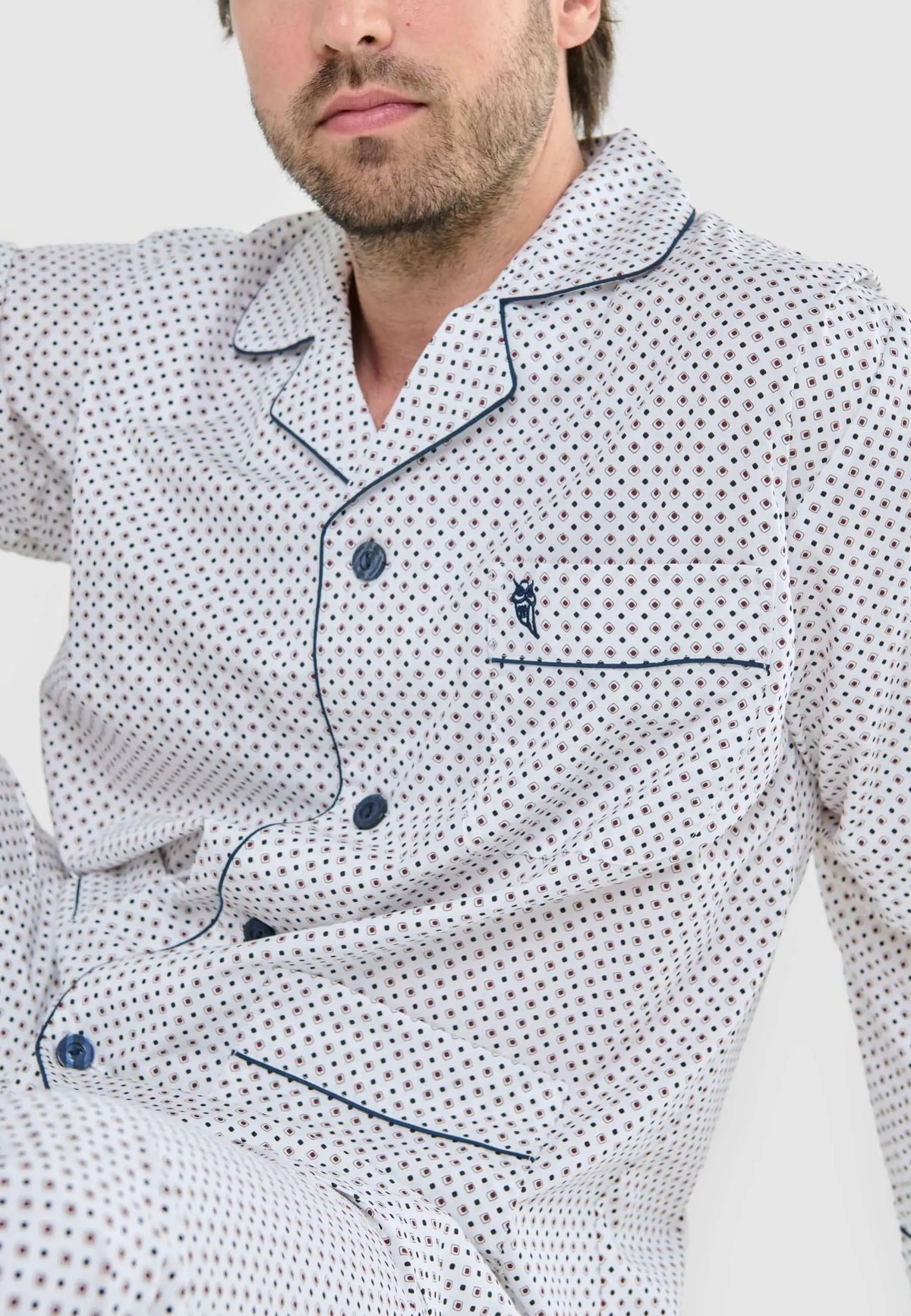 Pijama hombre blanco de manga larga con estampado geométrico, cuello solapa, botones y bolsillo azul marino.