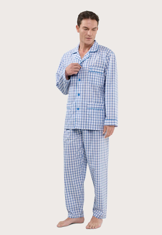 Hombre con pijama largo de cuadros azul y blanco, tejido fino, chaqueta con solapas, botones y tres bolsillos.