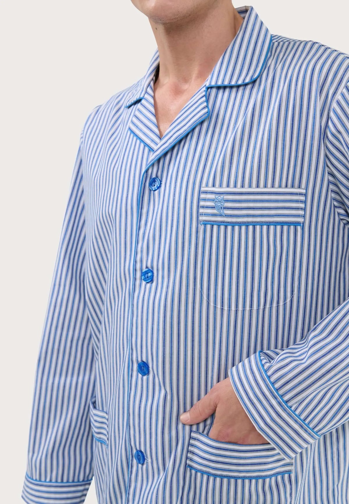 Pijama de hombre de rayas azules y blancas, con cuello solapa, botones, bolsillo frontal y bordado de búho.