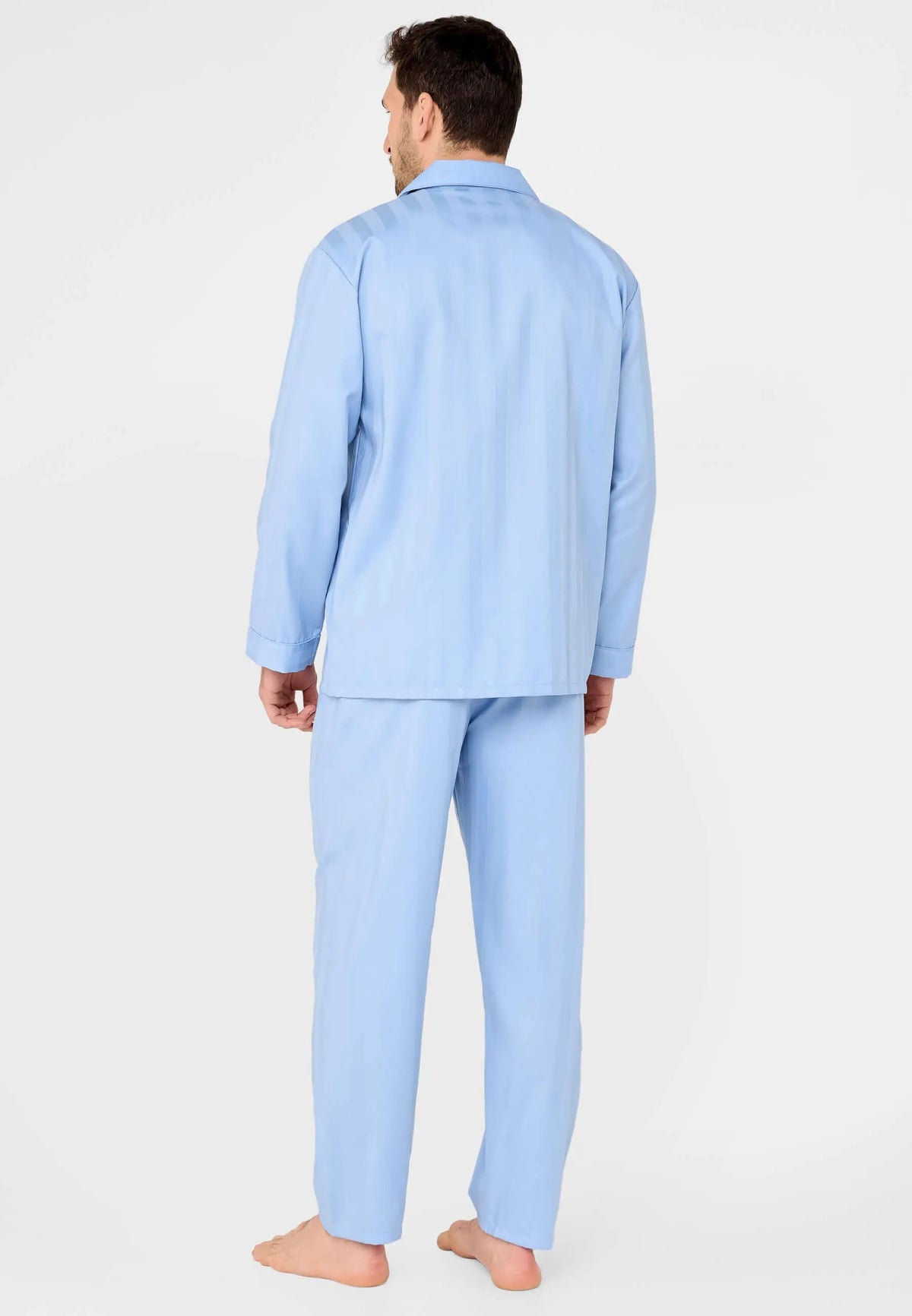 Pijama largo de hombre azul claro con solapa y tejido de rayas verticales sutiles, visto desde atrás sobre un modelo.