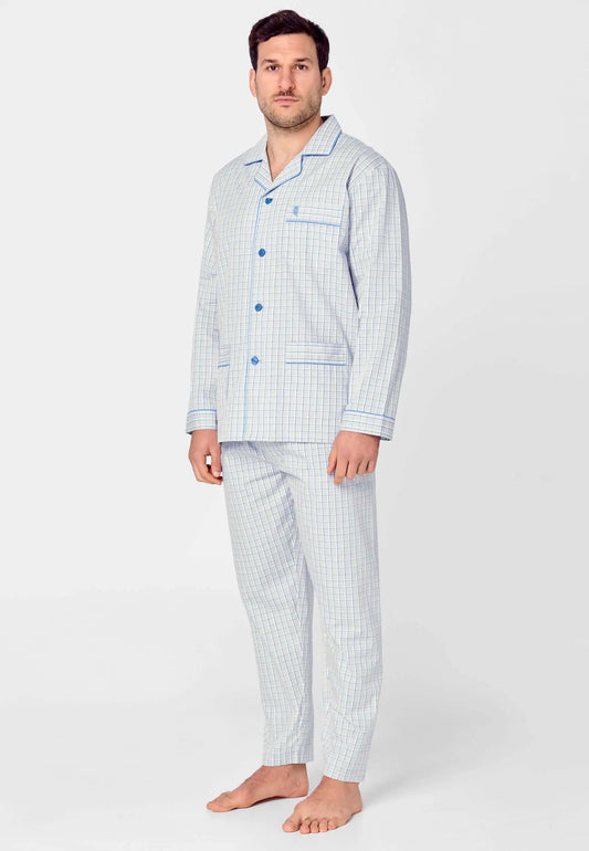 Hombre con pijama largo de cuadros gris y azul, solapa, botones frontales y bolsillo en el pecho sobre fondo neutro.