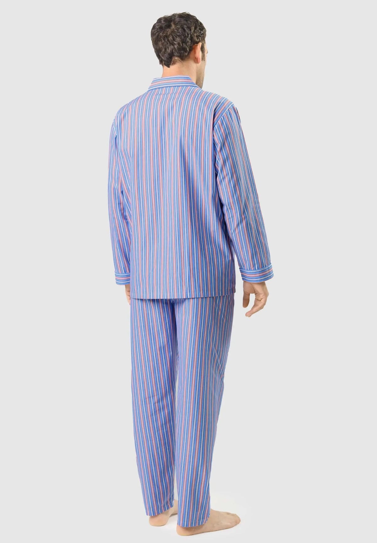 Pijama largo de hombre a rayas azules y rosas, de tejido fino, visto de espaldas sobre modelo. Marca El Búho Nocturno.