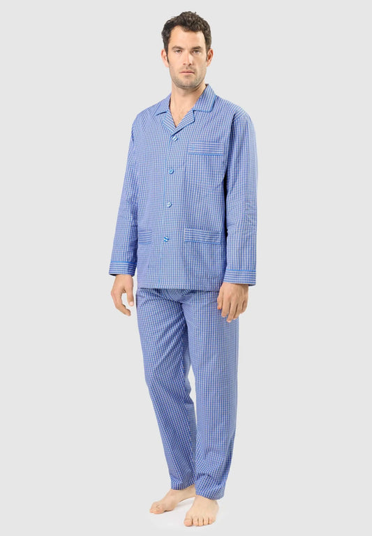 Pijama largo de hombre azul con estampado de cuadros, solapas, botones frontales y bolsillos en tejido de algodón.