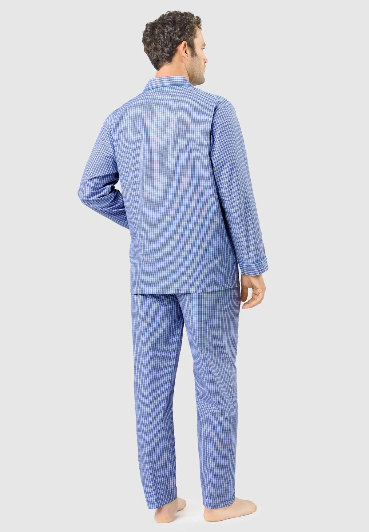 Pijama de hombre largo, azul con estampado de cuadros pequeños, compuesto por chaqueta de solapa y pantalón a juego.