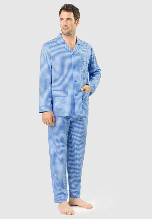 Pijama de hombre azul a cuadros, modelo con solapas, cierre de botones y bolsillos, en tejido de algodón ligero.
