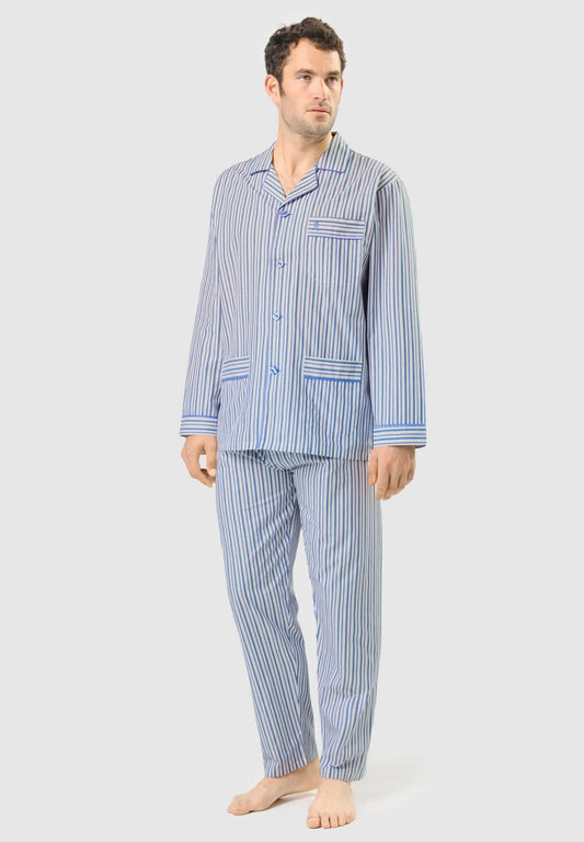 Hombre con pijama de dos piezas, estampado de rayas azules y blancas, solapa, botones y bolsillos delanteros.