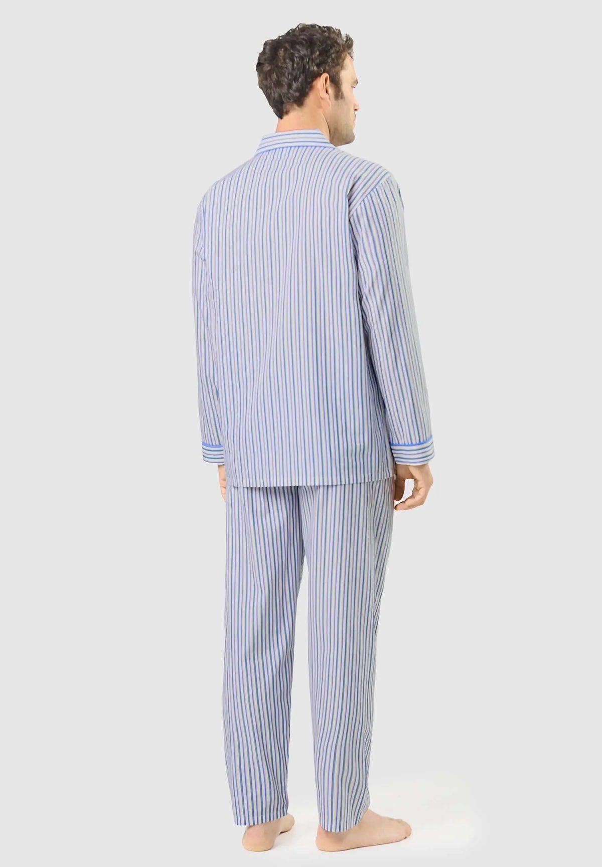 Pijama de hombre de rayas azules y blancas, manga larga y pantalón recto, visto de espaldas sobre un modelo.