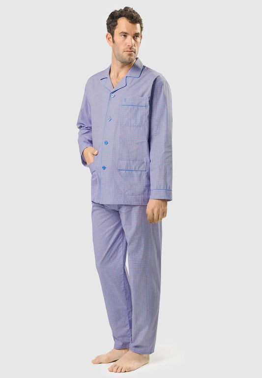 Pijama de hombre azul a cuadros, de manga larga, con solapas, botones y bolsillo, puesto por un modelo.