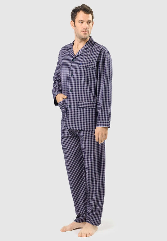 Pijama hombre largo de cuadros azul y gris, con solapa, botones y bolsillos, lucido por un modelo de pie.