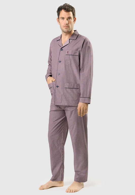 Hombre con pijama largo de cuadros rojos y negros, de solapa, botones y bolsillos, estilo clásico de popelín.
