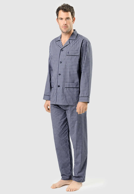 Pijama de hombre largo, azul marino a cuadros blancos, con camisa de solapa, botones y bolsillo, sobre un modelo.