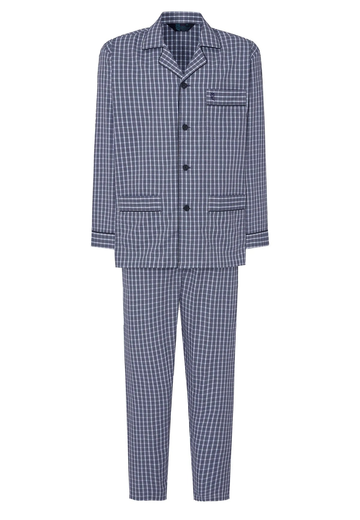 Pijama de hombre azul de cuadros con solapa, botones, bolsillo frontal y pantalón largo, sobre fondo blanco.