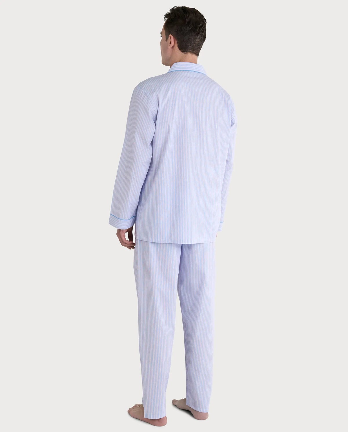 Pijama de algodón azul claro a rayas con pantalones y chaqueta de manga larga para hombre.