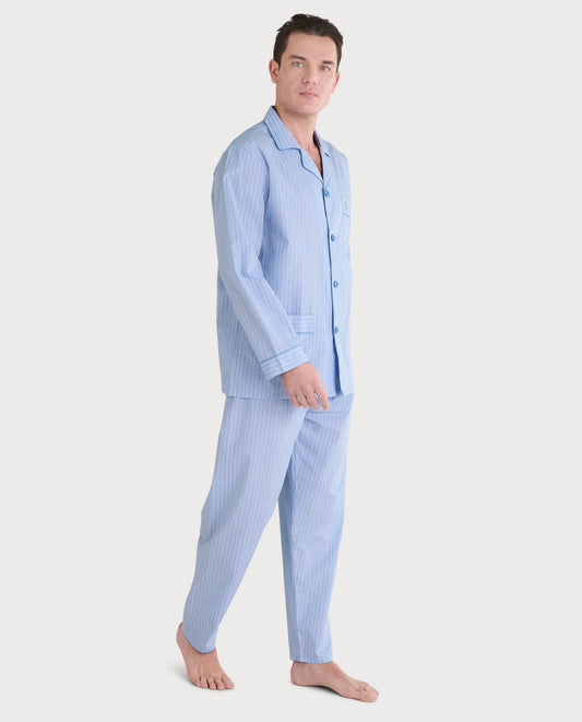 Pijama de hombre azul claro con rayas, de algodón suave, estilo clásico y cómodo. Ideal para descansar.