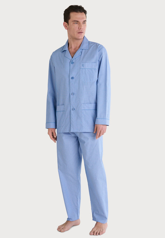 Pijama de hombre en azul claro a rayas, de algodón, con diseño clásico y corte cómodo, ideal para dormir.