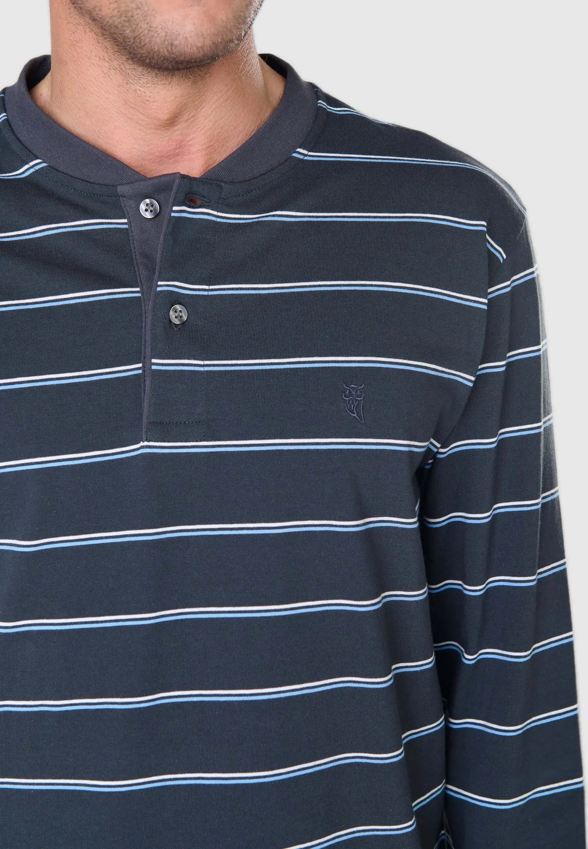 Pijama de hombre de algodón gris con rayas, cuello tapeta con botones y ajuste cómodo para invierno.