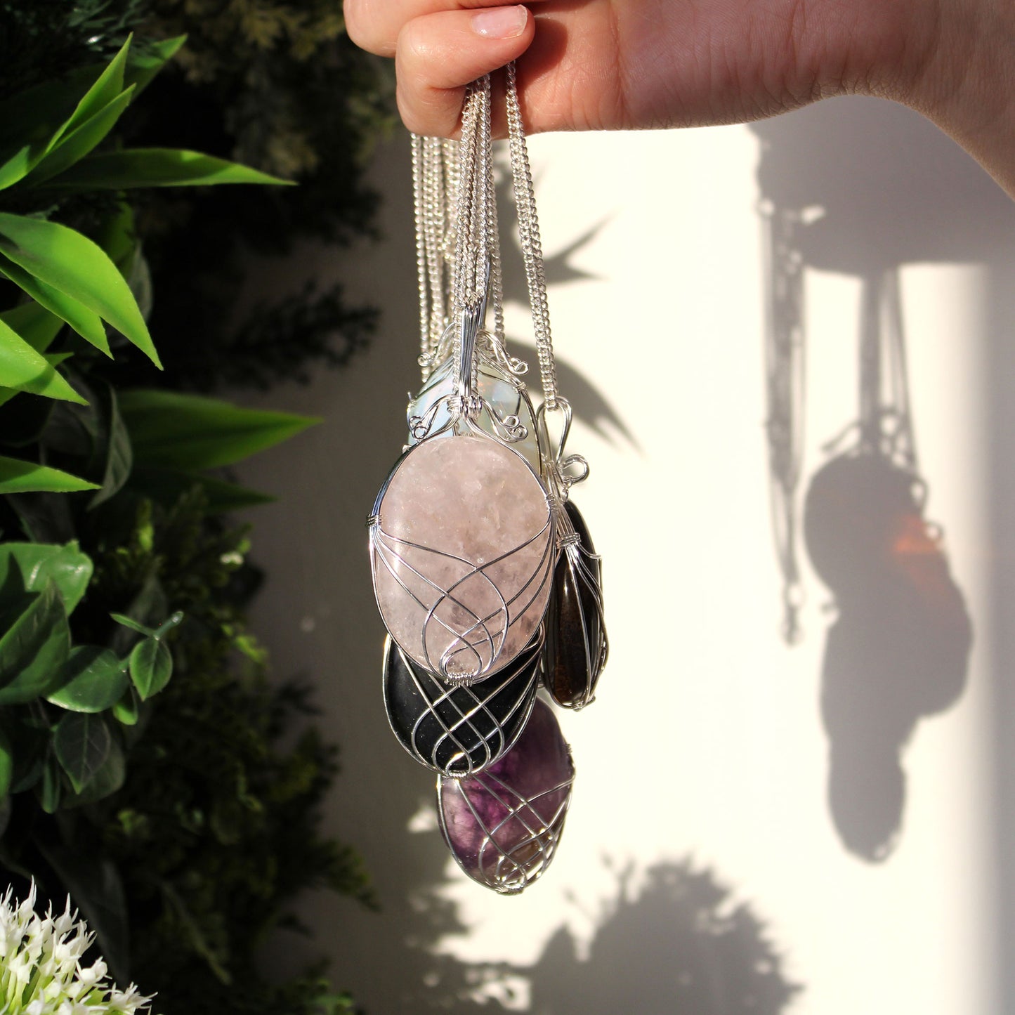 Collar de Piedras Preciosas Envueltas en Cascada - Cuarzo Rosa en bruto