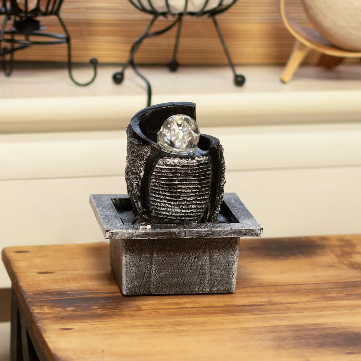 Fuentes de sobremesa en tonos gris y plateado, material de resina, diseño moderno con esfera de cristal.