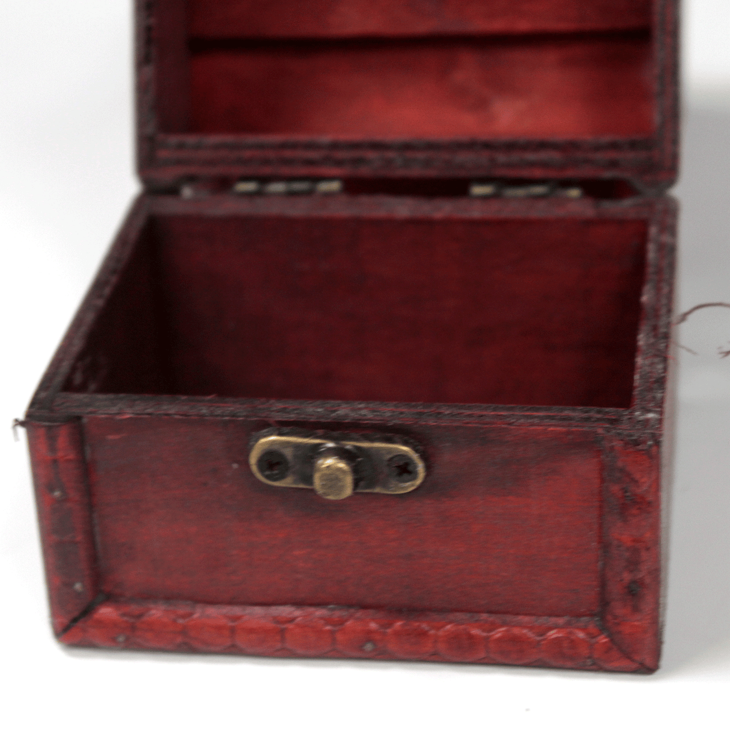 Caja de madera roja con cierre metálico, estilo vintage, interior sin compartimentos.