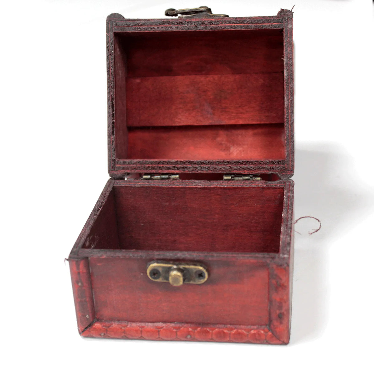 Caja de madera roja, con interior vacío, estilo vintage y detalles en bronce. Perfecta para almacenar objetos pequeños.