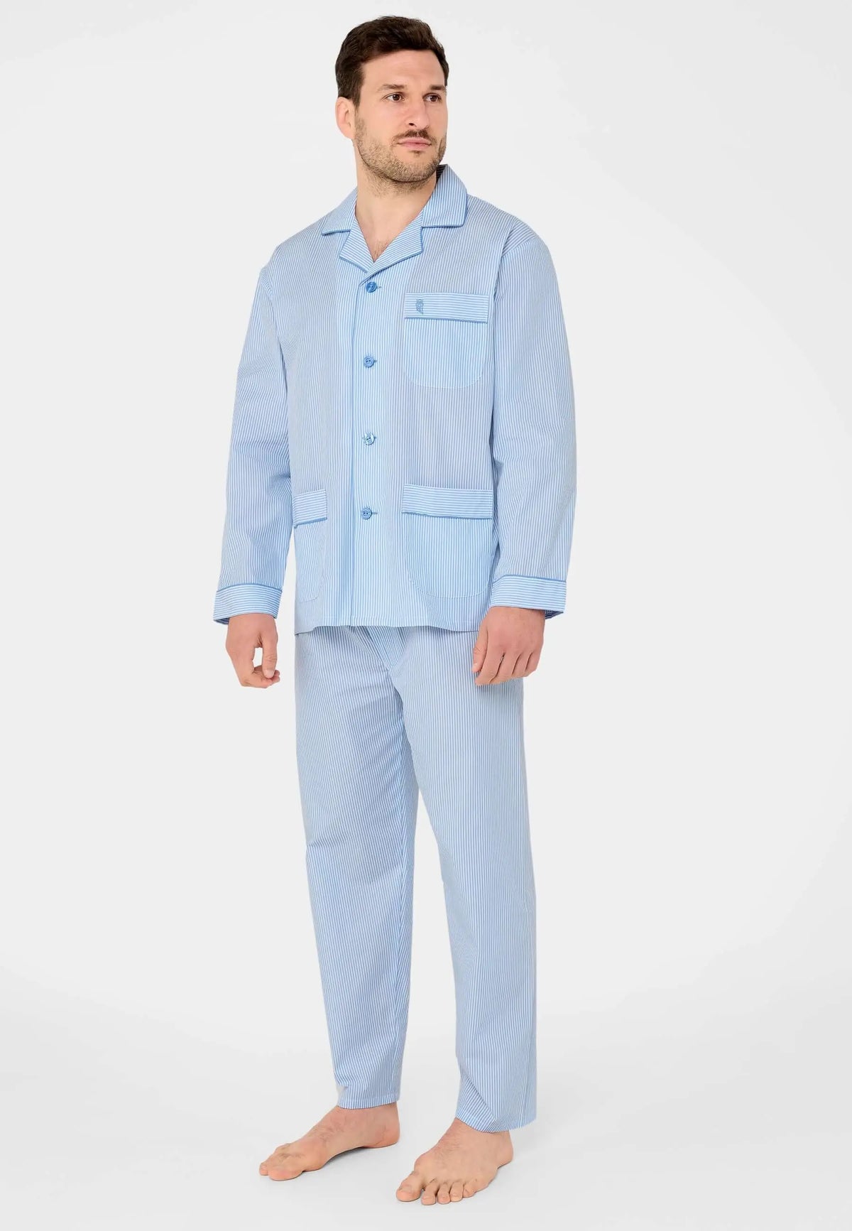 Pijama de hombre azul a rayas con solapa, botones y bolsillos, puesto en un modelo sobre fondo blanco.