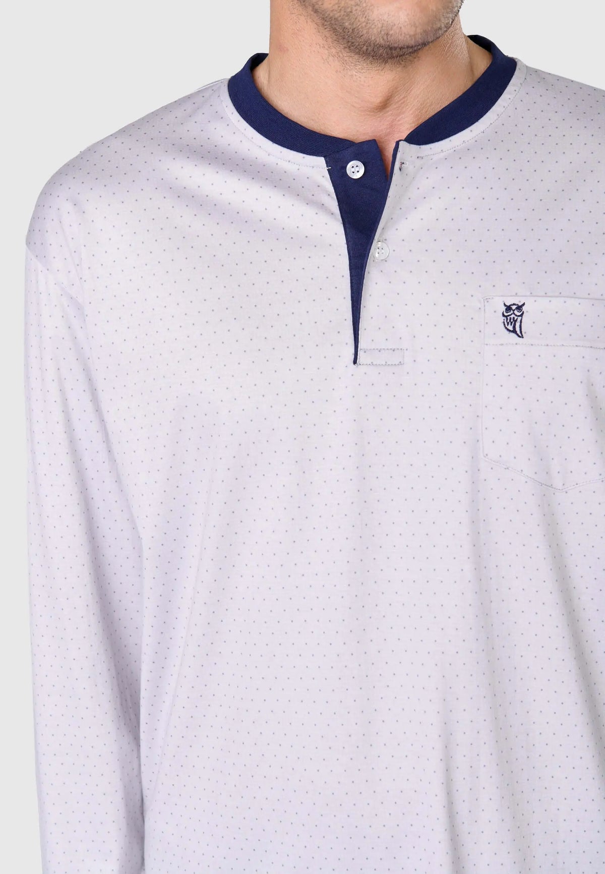 Pijama hombre gris de manga larga con estampado de puntos, cuello redondo azul con tapeta de dos botones y bolsillo.