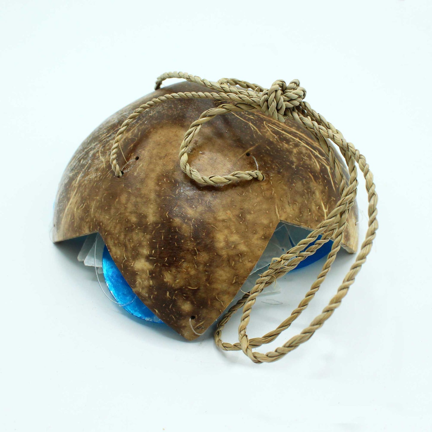 Carillón de coco natural con colgador de cuerda y piezas de capiz azul y blanco en forma de estrella.